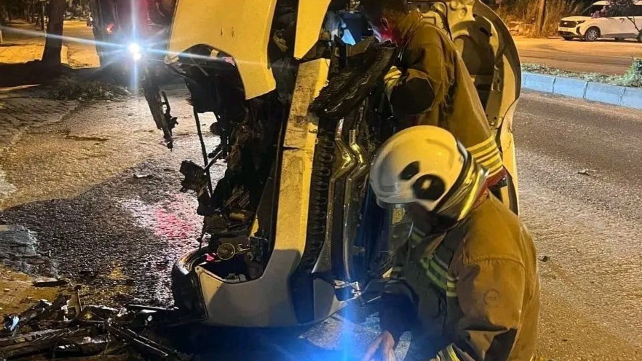 Hatay'da ağaca çarpan otomobilde 2 kişi yaralandı
