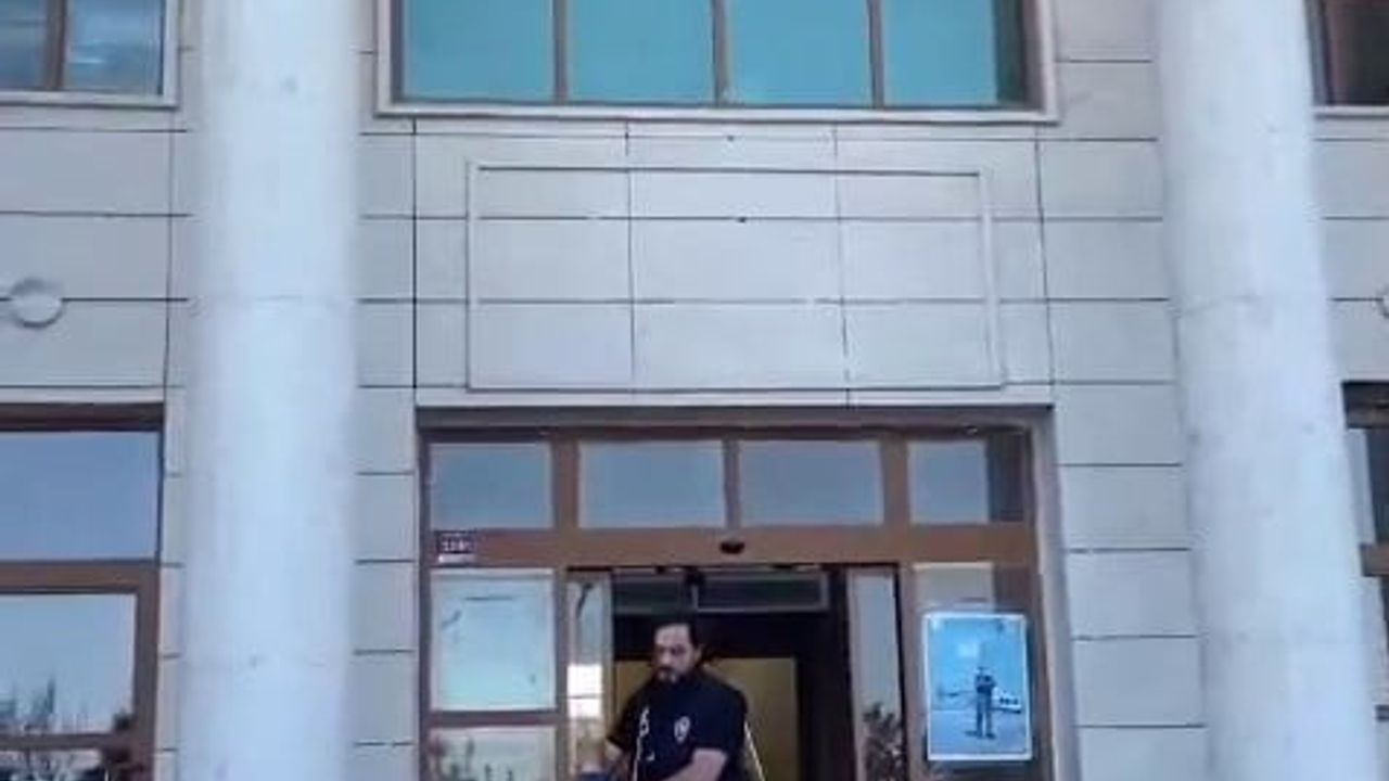 Hatay'da ayrılmak isteyen eşini çocuklarının önünde bıçakla tehdit edip döven kişi tutuklandı