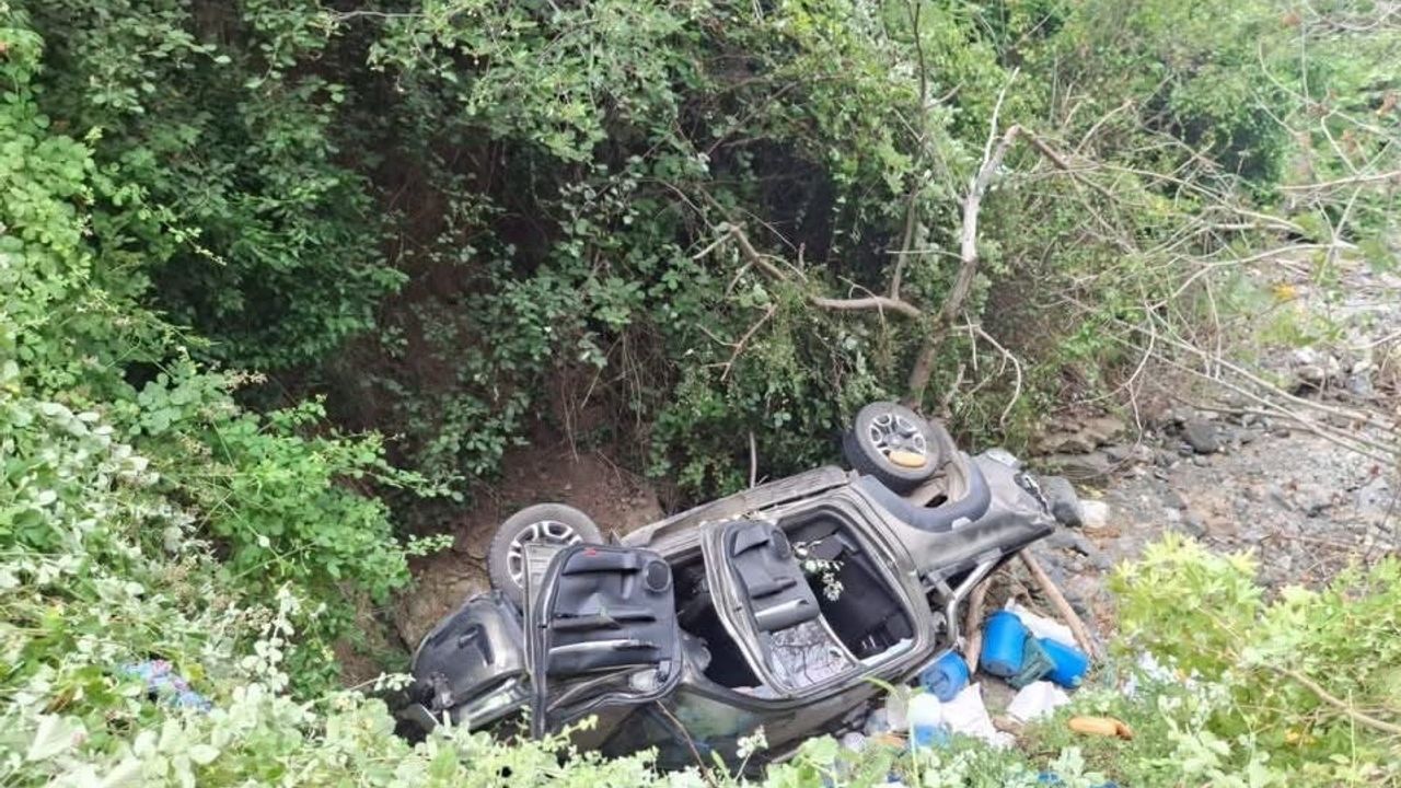 Hatay'da hafif ticari araç dereye uçtu: 7 yaralı
