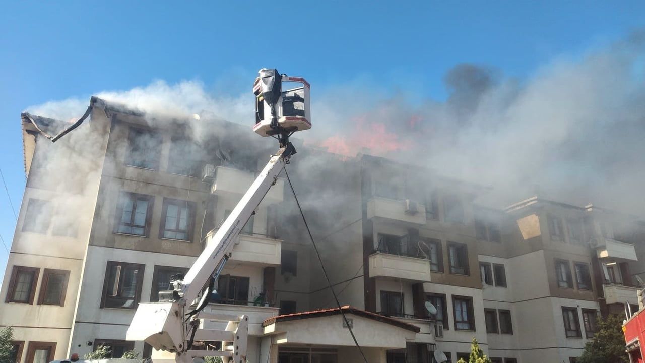 Hatay'da iki binanın çatısı yangında kullanılamaz hale geldi