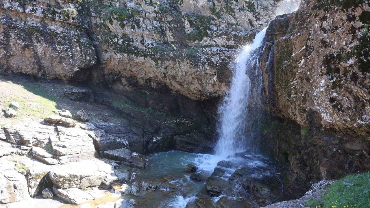 Hatay'da kuruyan şelale geri döndü: Cehennem Deresi baharla birlikte coştu