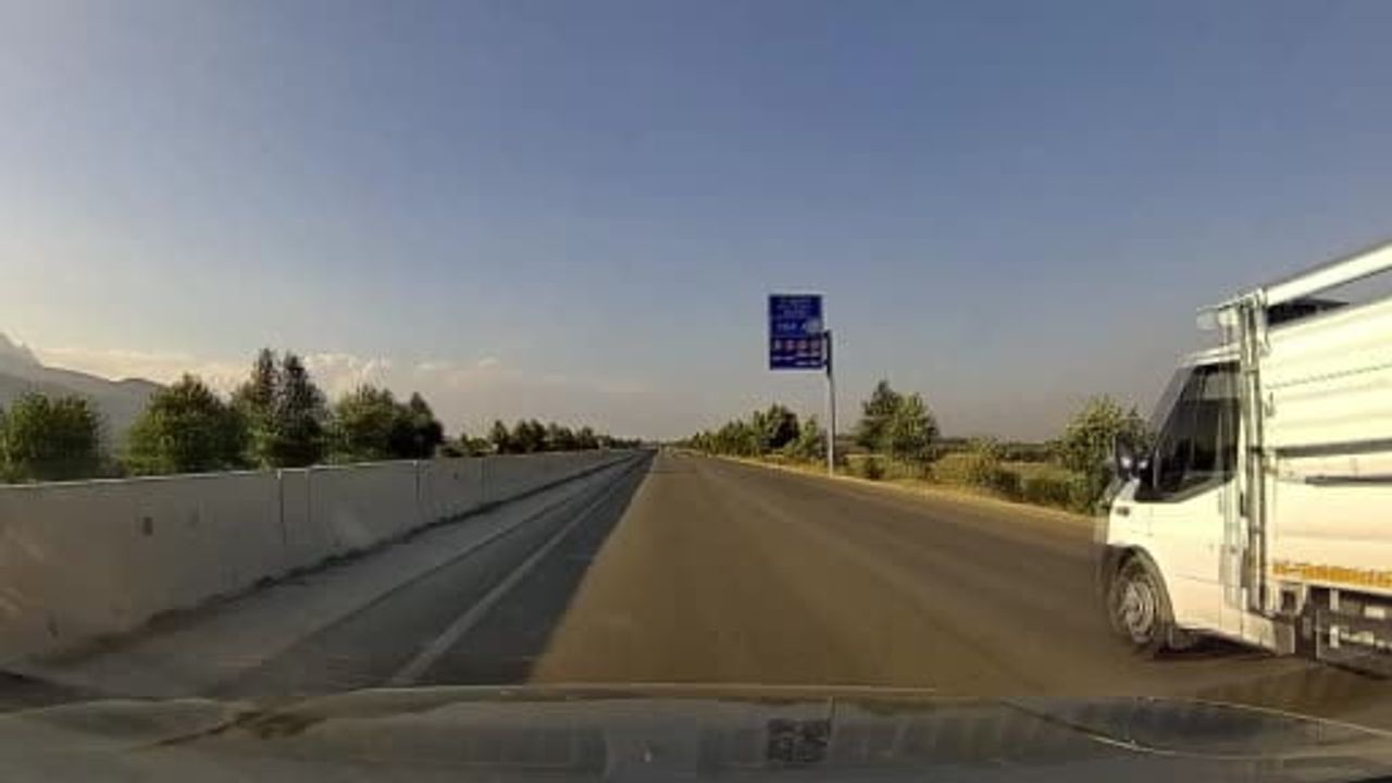 Hatay'da motosikletin devrilip iki kişinin yere savrulduğu anlar kamerada