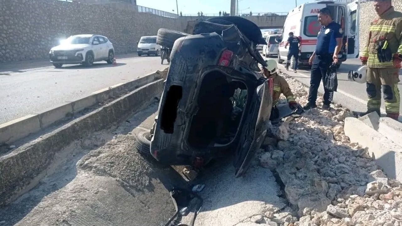Hatay'da otomobil refüje çarptı: 1'i ağır 3 yaralı