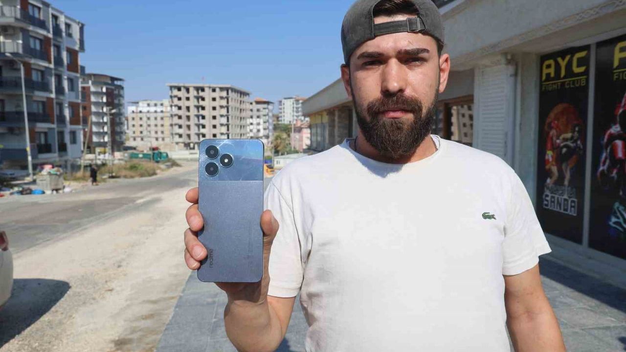 Hatay'da yardım ettiği gencin unuttuğu telefonu sahibine ulaştırmak istiyor
