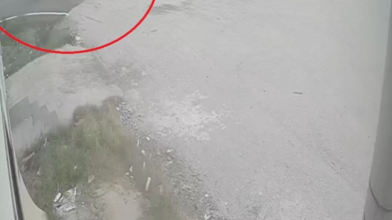 Hatay'ın Payas ilçesinde motosiklet ile bisikletli çocuğun çarpışma anı kamerada