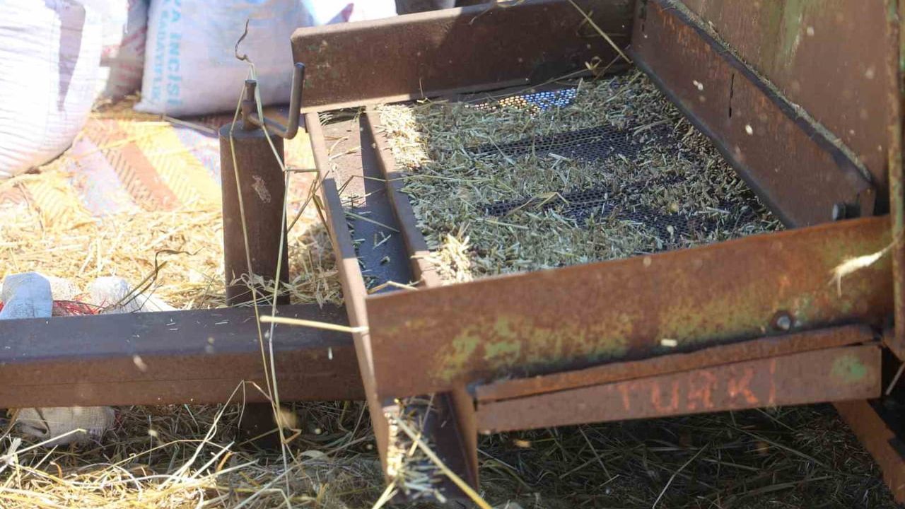 Hataylı çiftçilerin kavurucu sıcakta tozlu mesaisi sürüyor