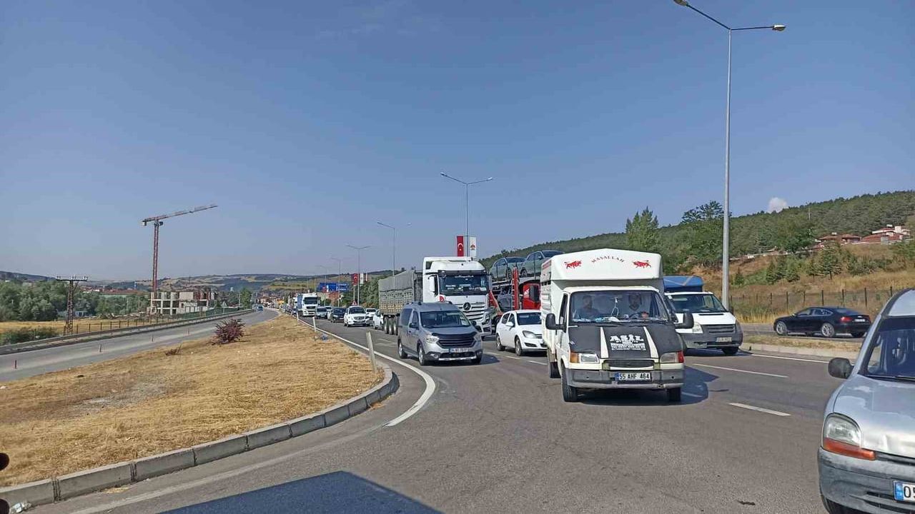 Havza'da üç aracın karıştığı zincirleme kazada 3 yaralı
