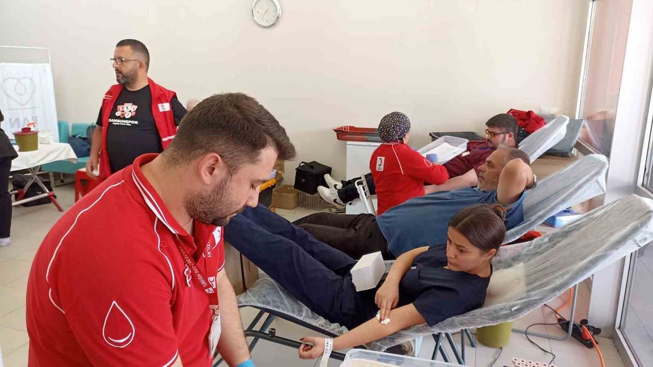 Havza Devlet Hastanesi'nde 'Birbirimize Candan Bağlıyız' kampanyası 30 ünite kan topladı