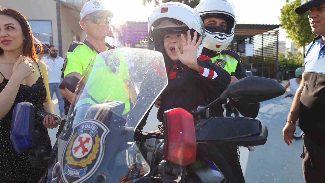 Hayalindeki üniformayı giyen çocuk: Mersin polislerinden anlamlı sürpriz