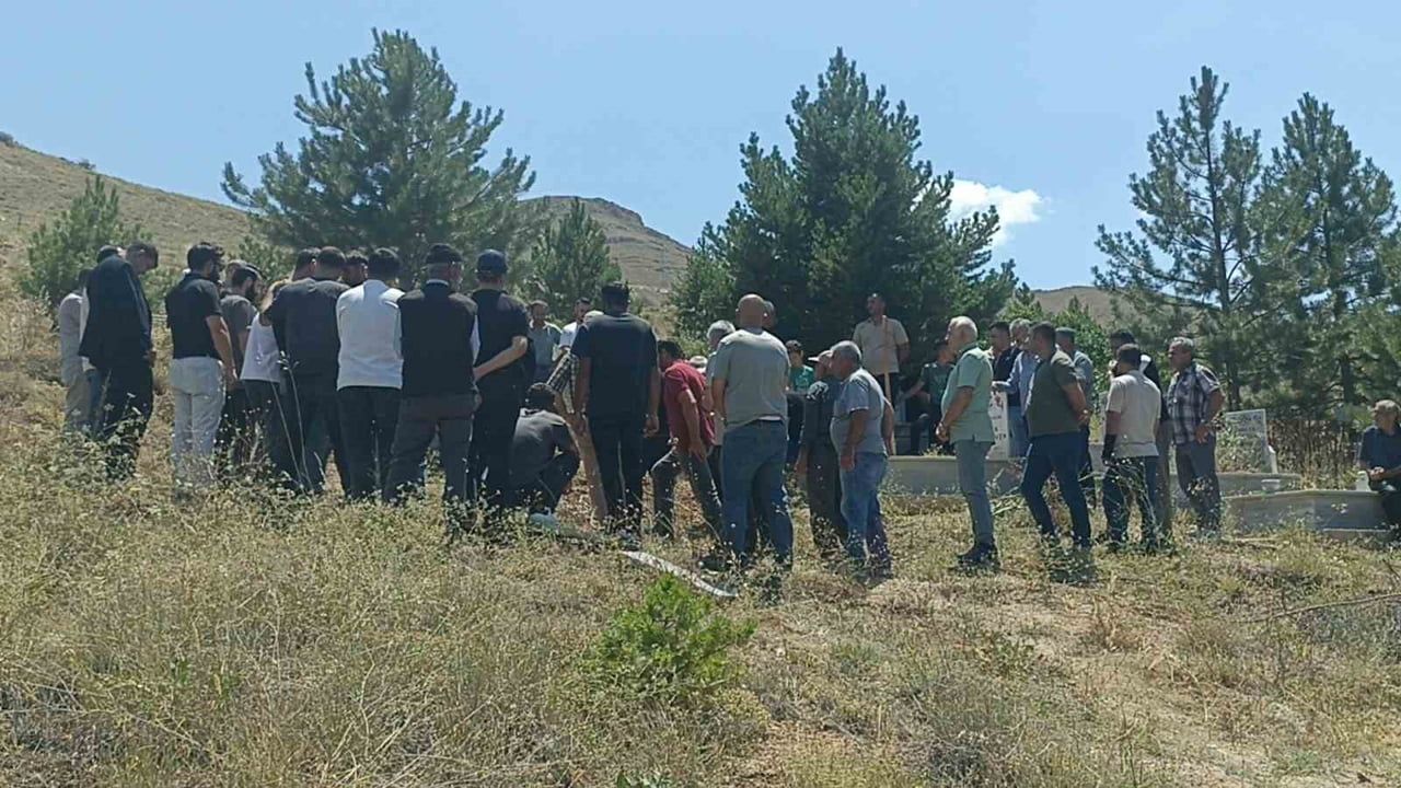 Hayatını kaybeden doğa fotoğrafçısı memleketi Sivas’ta son yolculuğuna uğurlandı
