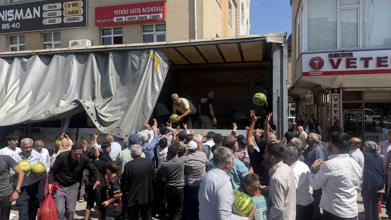 Hayırsever çiftçi 30 ton karpuzu ücretsiz dağıttı