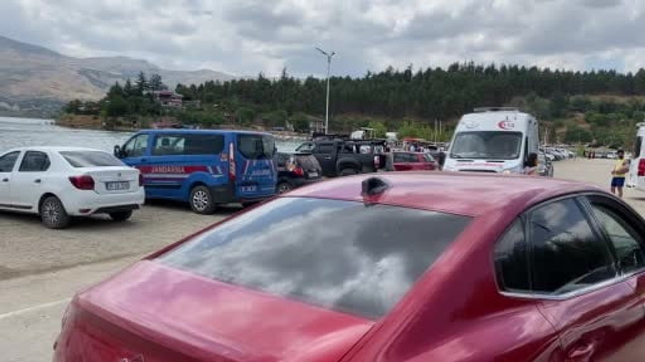 Hazar Gölü'nde motor arızasıyla batan tur teknesindeki 7 kişi kurtarıldı