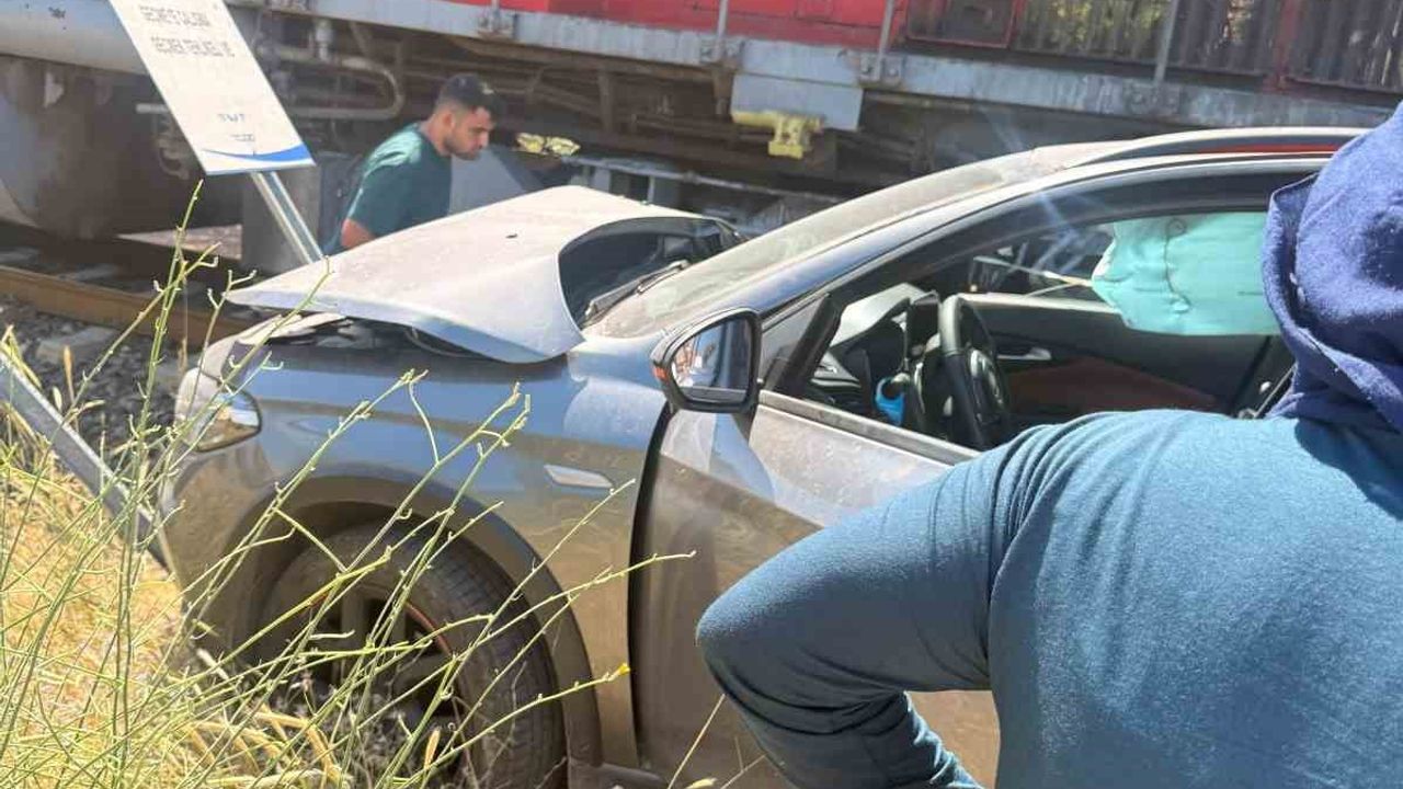 Hazar Gölü'nde trenin otomobile çarpma anı cep telefonuna yansıdı