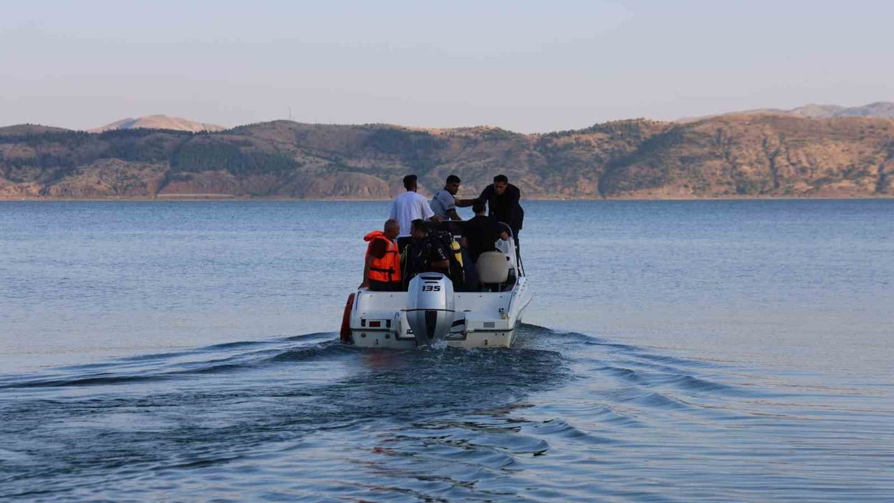 Hazar gölünde kaybolan genç için arama kurtarma çalışması sürüyor