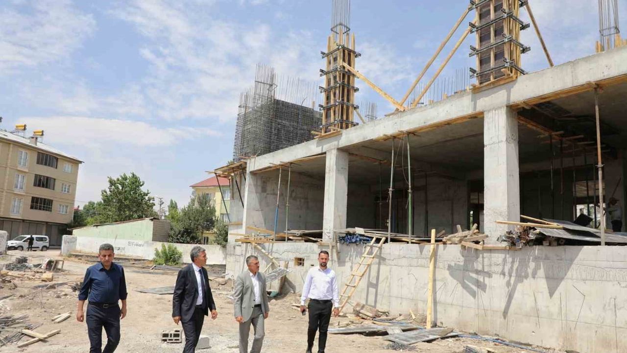 Hazırlıklar sahada değerlendirildi: İl millî eğitim müdürü Çakan Hamur ve Patnos'ta