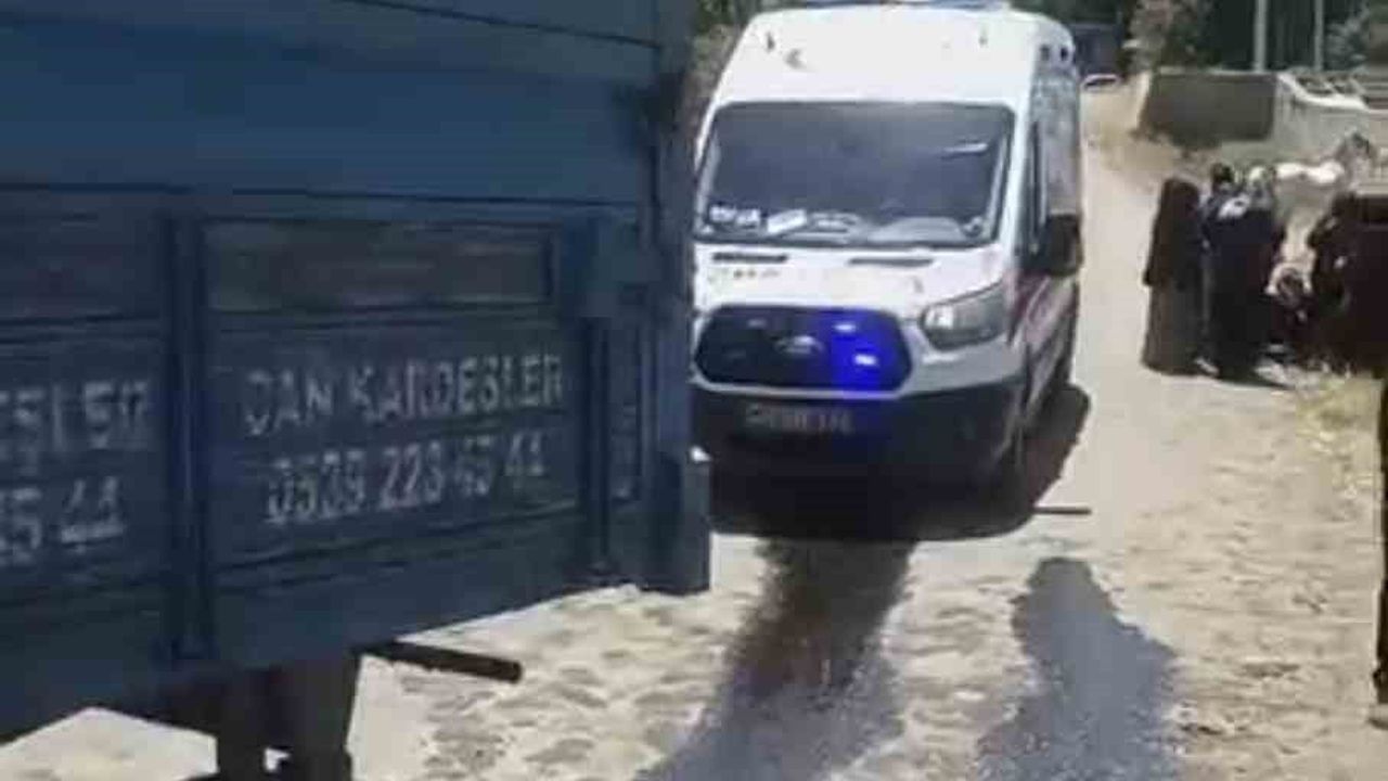 Hemzemin geçitte çarpışan traktör ikiye ayrıldı, sürücü yara almadı