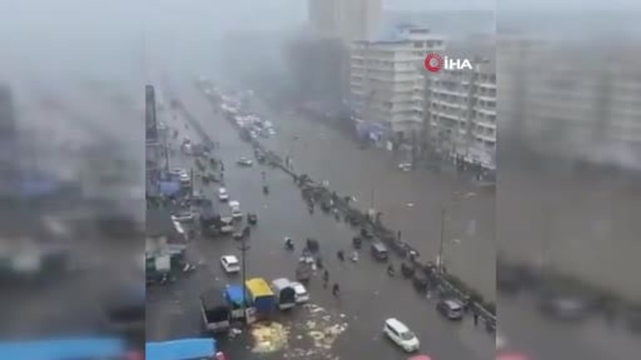 Hindistan'da muson yağışları hayatı felç etti