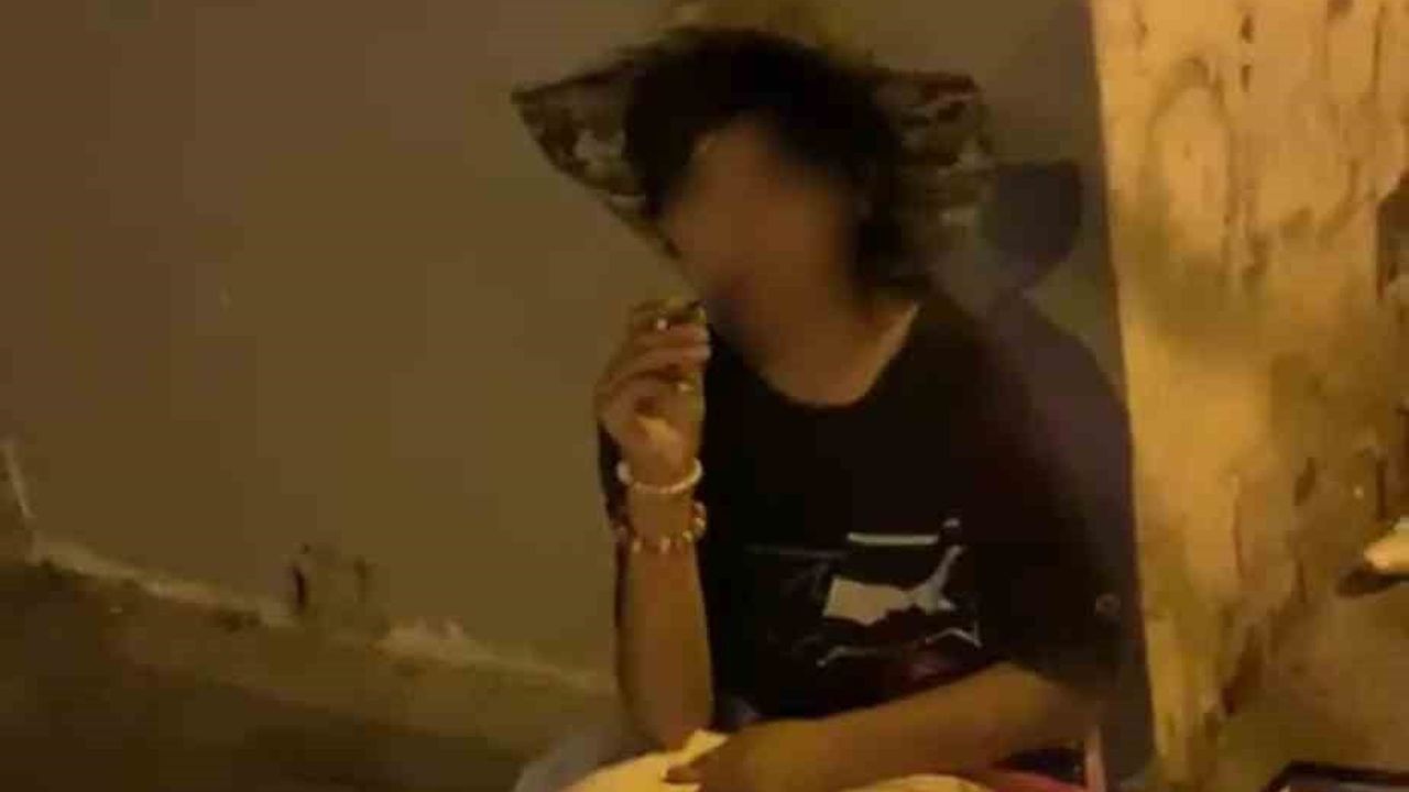 Hurda toplayıp sokakta ders çalışıyor: Ayşe'nin eğitim azmi dikkat çekti