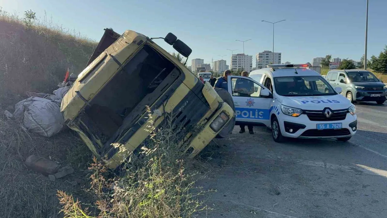 Hurda yüklü kamyonun freni boşaldı, sürücü faciayı önledi
