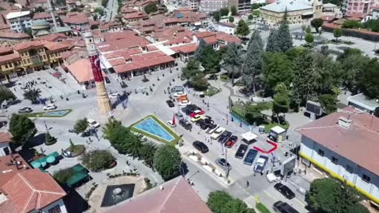 Hürriyet Meydanı'nda nostalji rüzgarı: yarım asırlık klasikler ilgi odağı