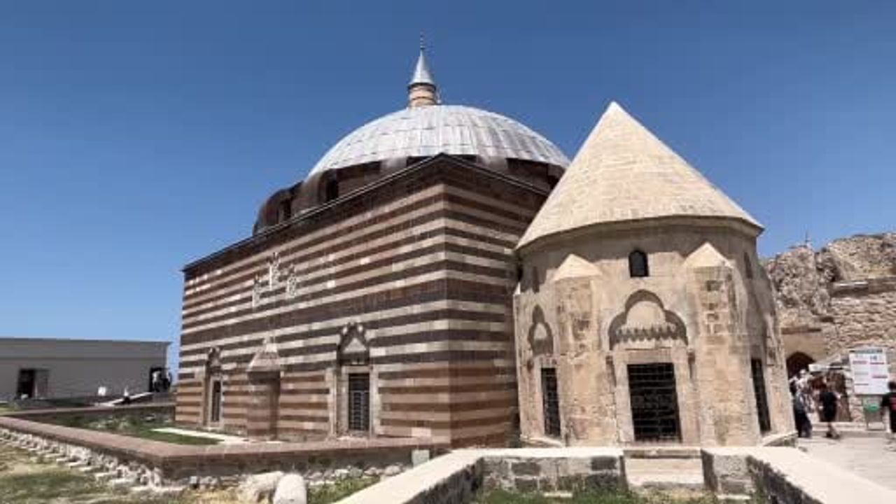 hüsrev paşa camii'nde çocuklar kur’an eğitimiyle hat sanatını birlikte öğreniyor