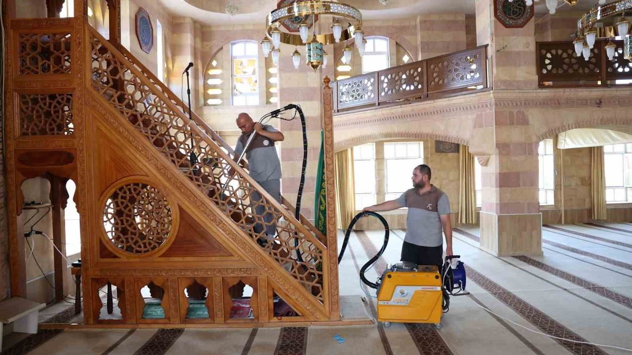 ibadethanelerde mobil ekiplerle düzenli hijyen seferberliği