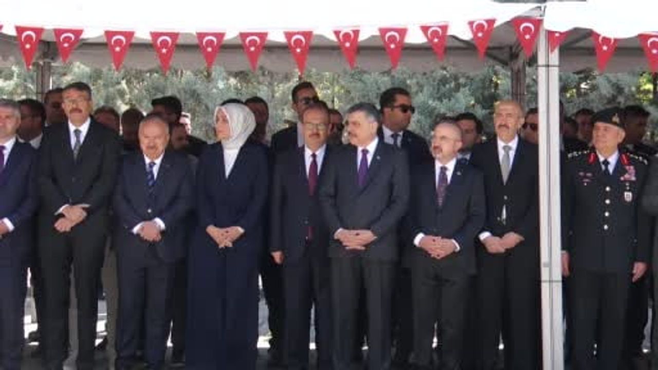İçişleri bakanı Çiftçi Karşıyaka Mezarlığı'nda şehitliği ziyaret etti