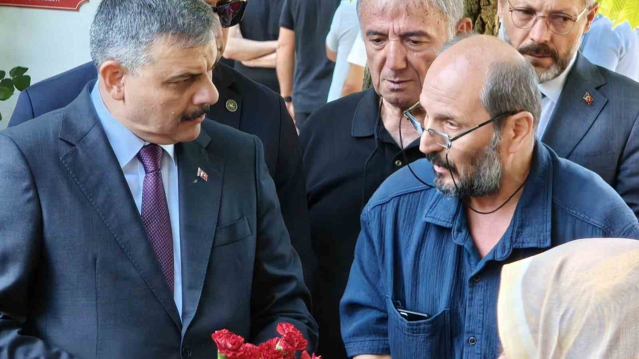 İçişleri bakanı Çiftçi Karşıyaka Mezarlığı’ndaki 15 Temmuz Şehitliği anma törenine katıldı