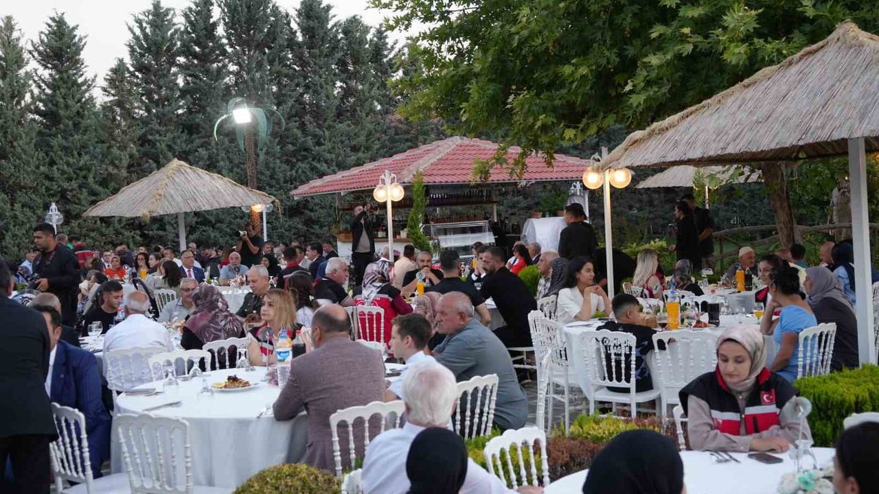 Iğdır’da 15 Temmuz etkinlikleri kapsamında şehit aileleri ve gaziler onuruna yemek düzenlendi