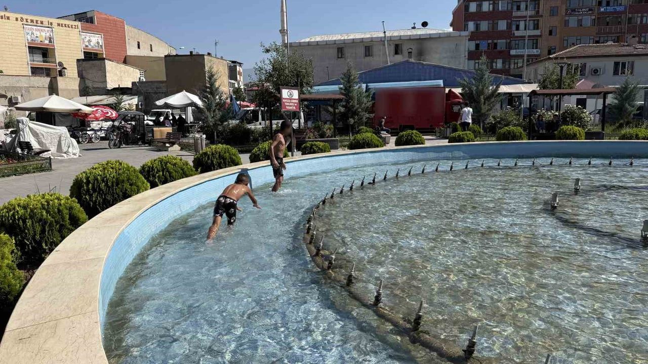 Iğdır'da çocuklar süs havuzunda serinledi