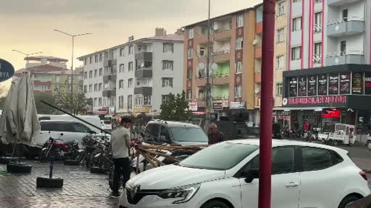 Iğdır’da fırtına çatıları uçurdu