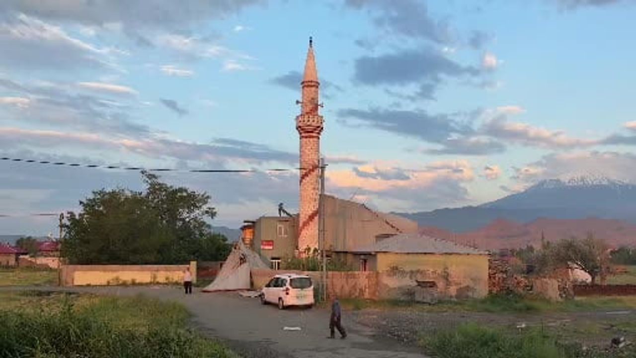 Iğdır’da fırtınada caminin çatısı uçtu