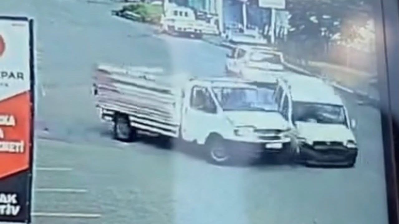 Iğdır’da kamyonet ile hafif ticari araç çarpıştı
