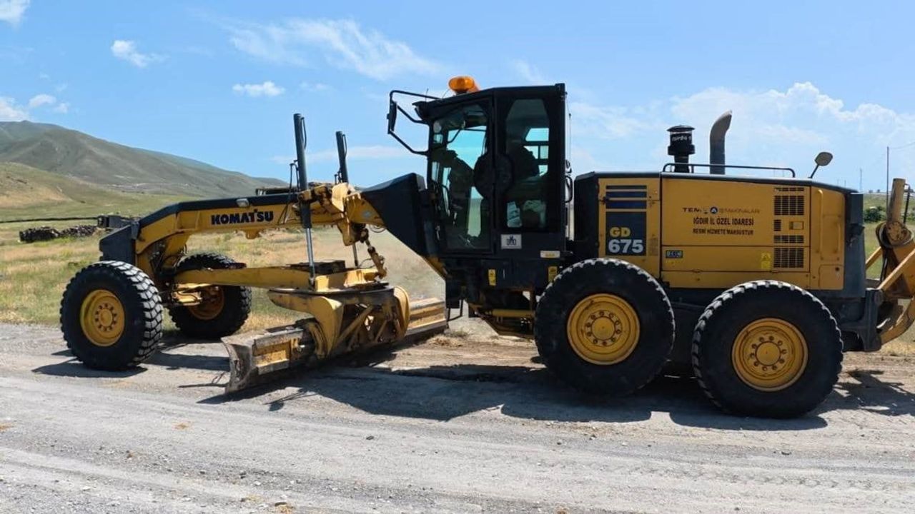 Iğdır'da Kavaktepe köyünde yol açma çalışmaları sürüyor
