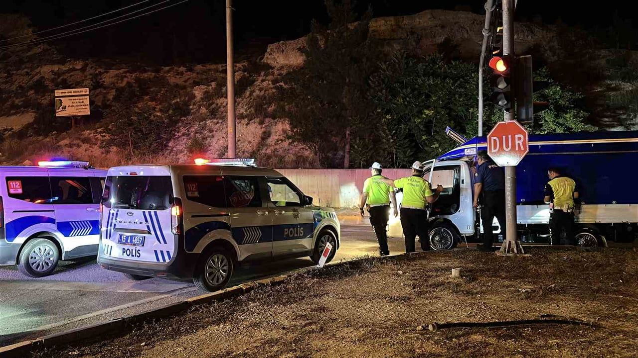İhbar üzerine Antalya-Burdur yolunda 17 yaşındaki kız polis ekiplerince kurtarıldı
