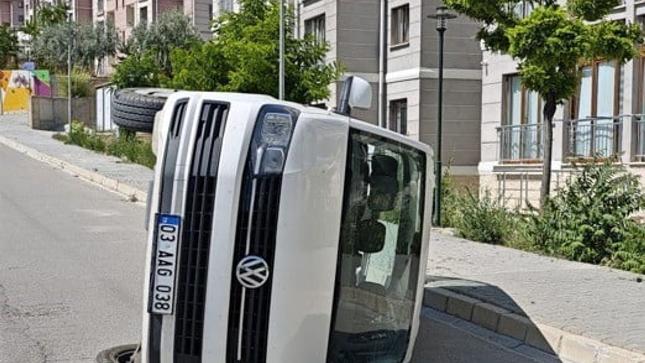 İki kamyonet çarpıştı, 6 kişi yaralandı