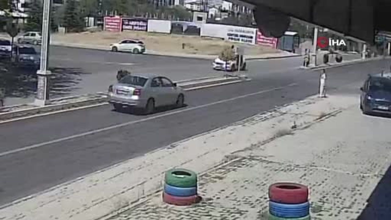 İki otomobil çarpıştı, yoldan geçen kişi son anda kurtuldu