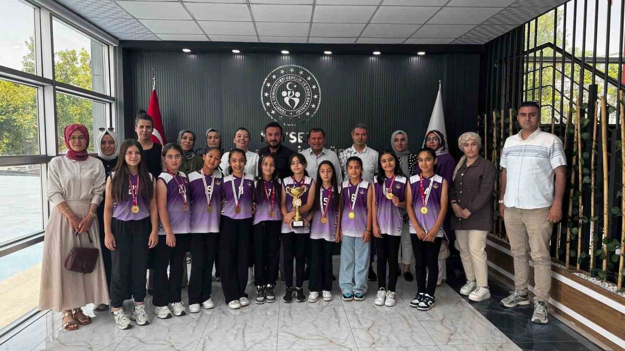 İlk sezonda zirveye çıkan kız basketbolcular il müdürünü gururlandırdı