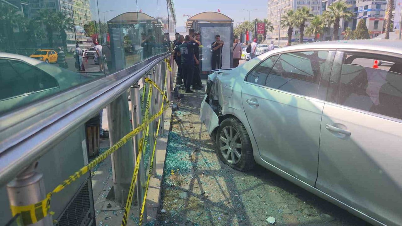 İlkadım'da otomobil tramvay istasyonuna çarptı: 3 yaralı