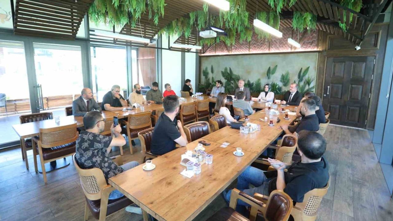 İnegöl'de basın buluşmasında asfalt ve kentsel dönüşüm ön planda