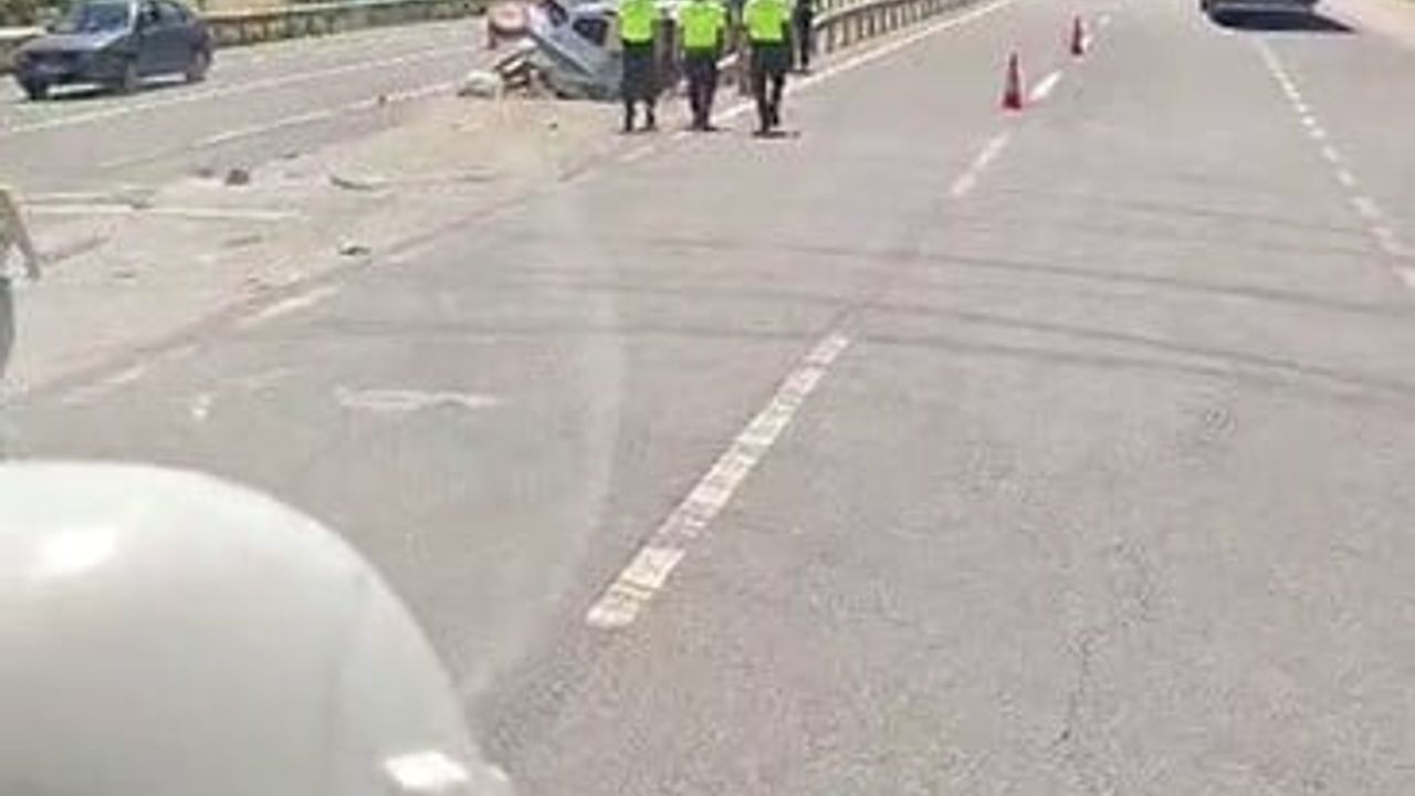 İnegöl'de iki araç orta refüjdeki bariyerler arasında sıkıştı