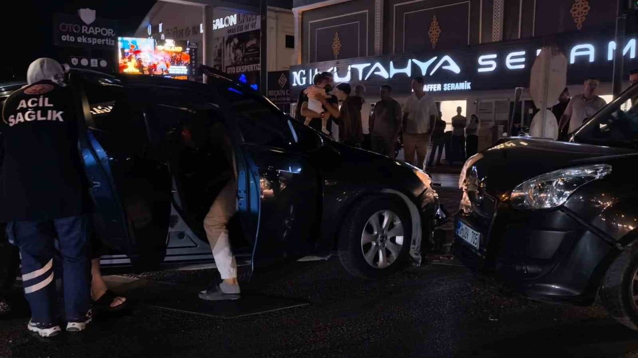 İnegöl'de ışıklı kavşakta zincirleme kaza: 5 yaralı
