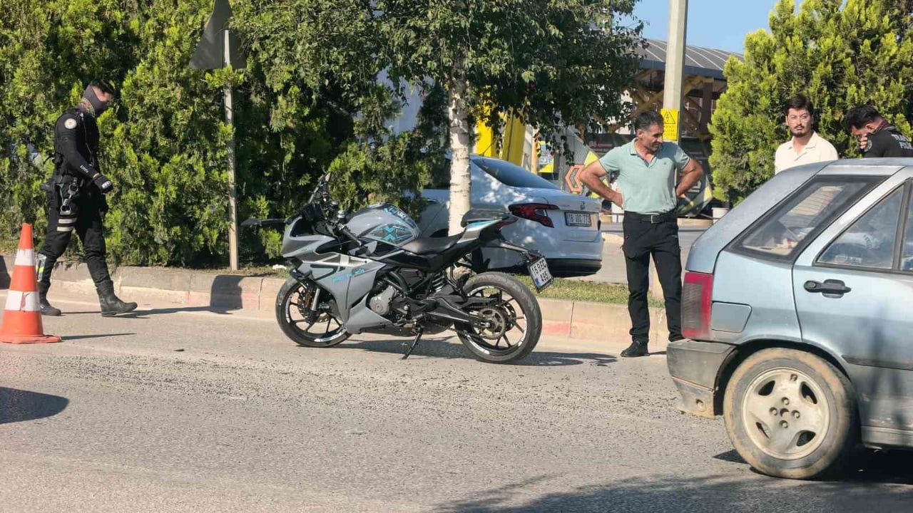 İnegöl’de motosiklet hafif ticari araca arkadan çarptı