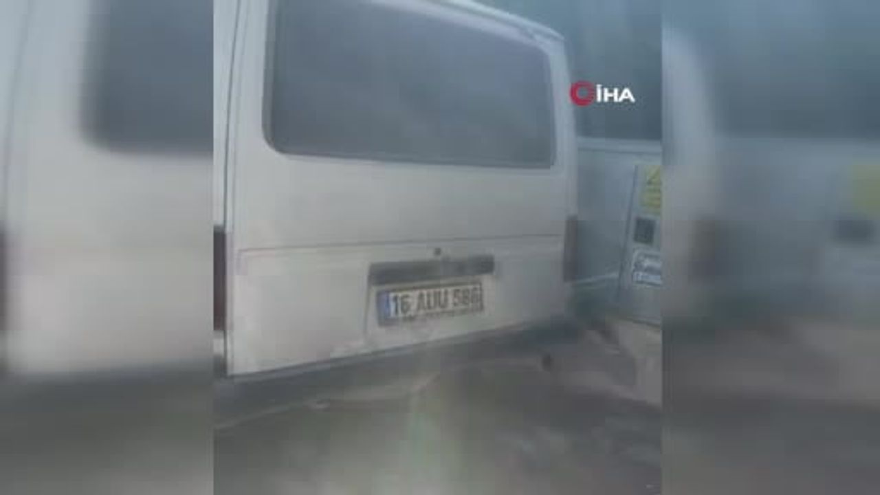 İnegöl'de otomobil ile minibüs çarpıştı: 3 yaralı
