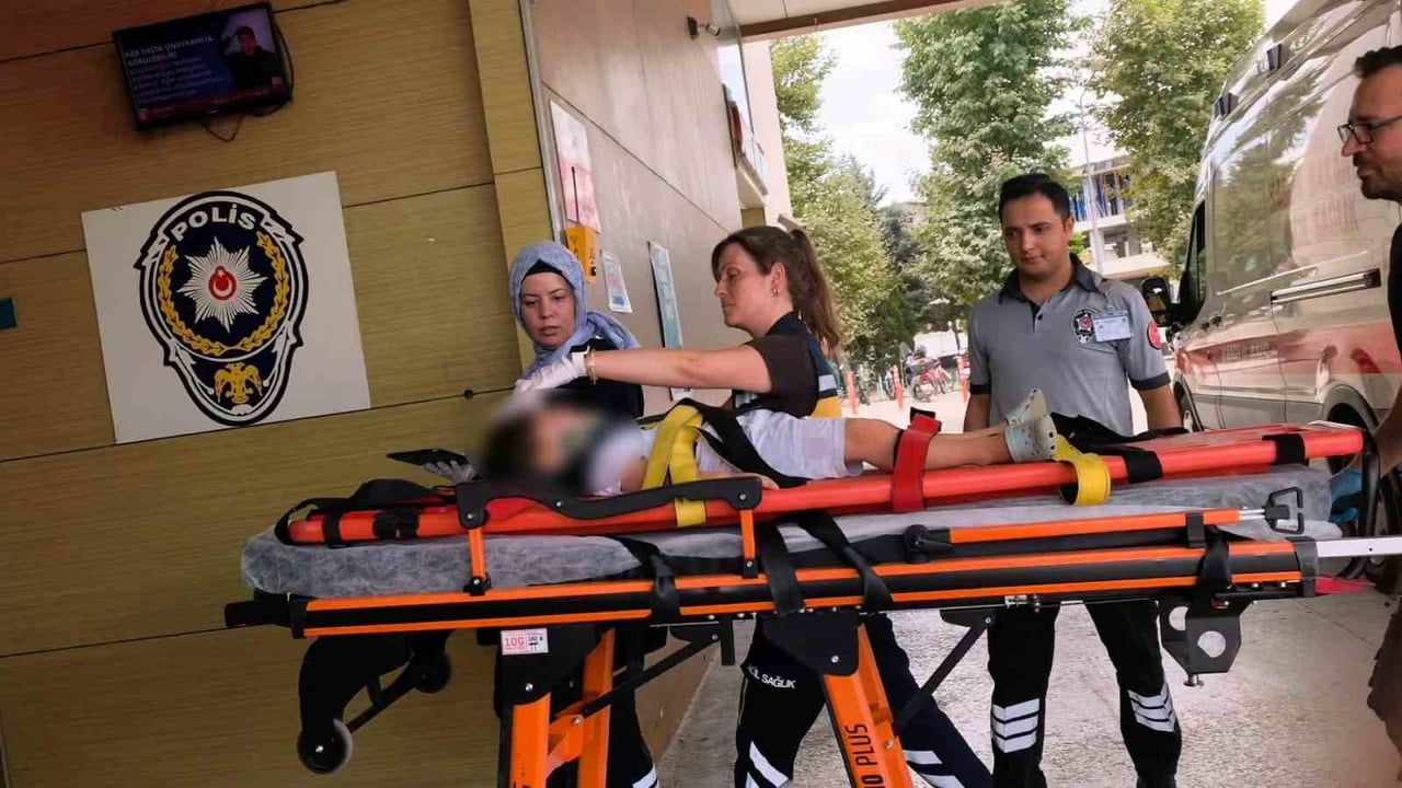 İnegöl'de oyun bahçesinde devrilen sürgülü kapı 3 yaşındaki çocuğu ağır yaraladı