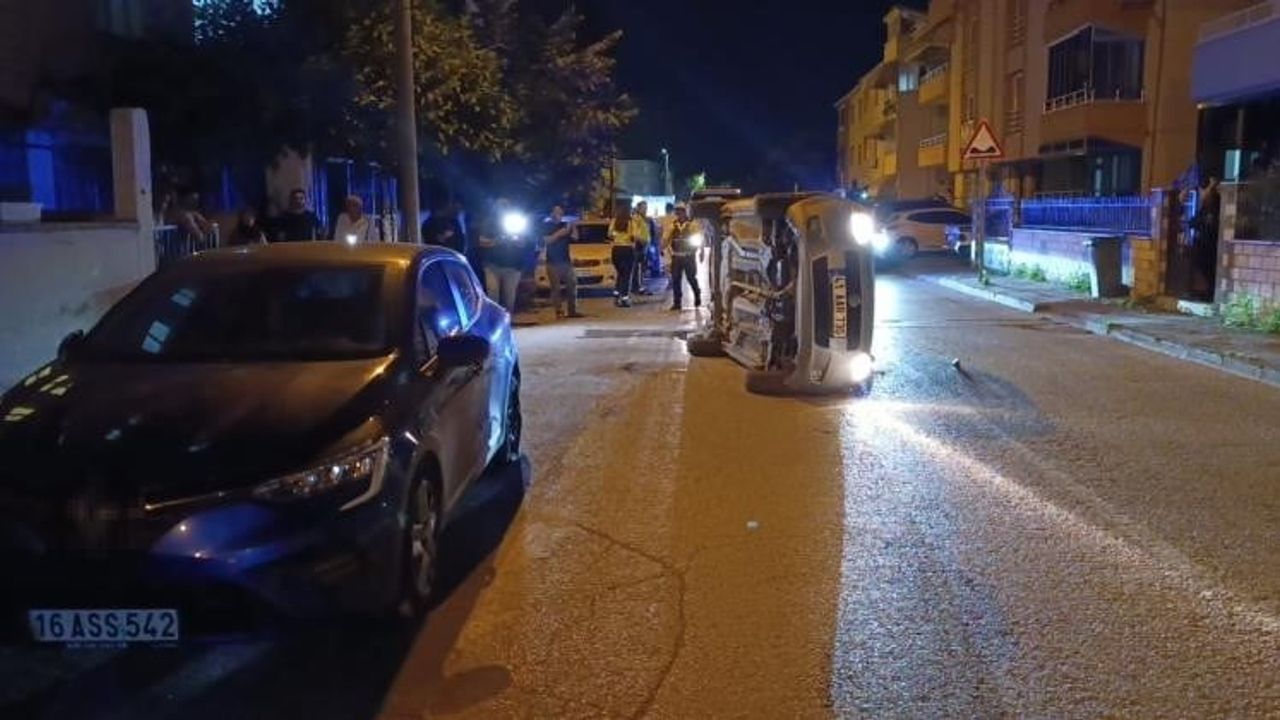 İnegöl'de park halindeki araca çarpan otomobil devrildi, sürücü kaçtı