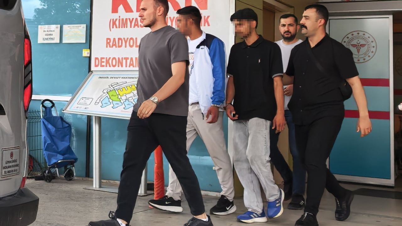 İnegöl kent meydanında kavga sonrası kolye hırsızlığı: iki kişi yakalandı