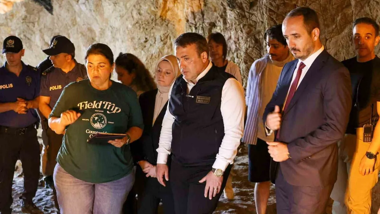 İnhisar'daki 16 bin 500 yıllık kazı alanında vali incelemesi