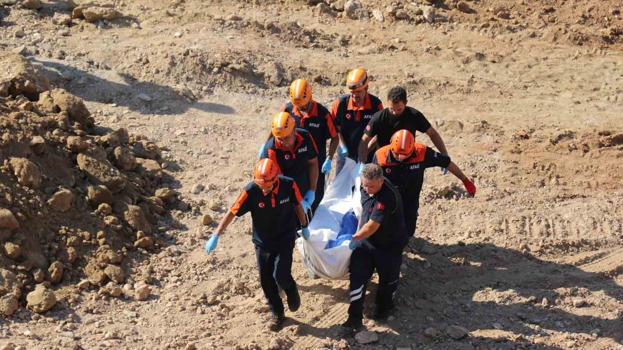 İnşaat kazısında göçük altında kalan kepçe operatörü hayatını kaybetti