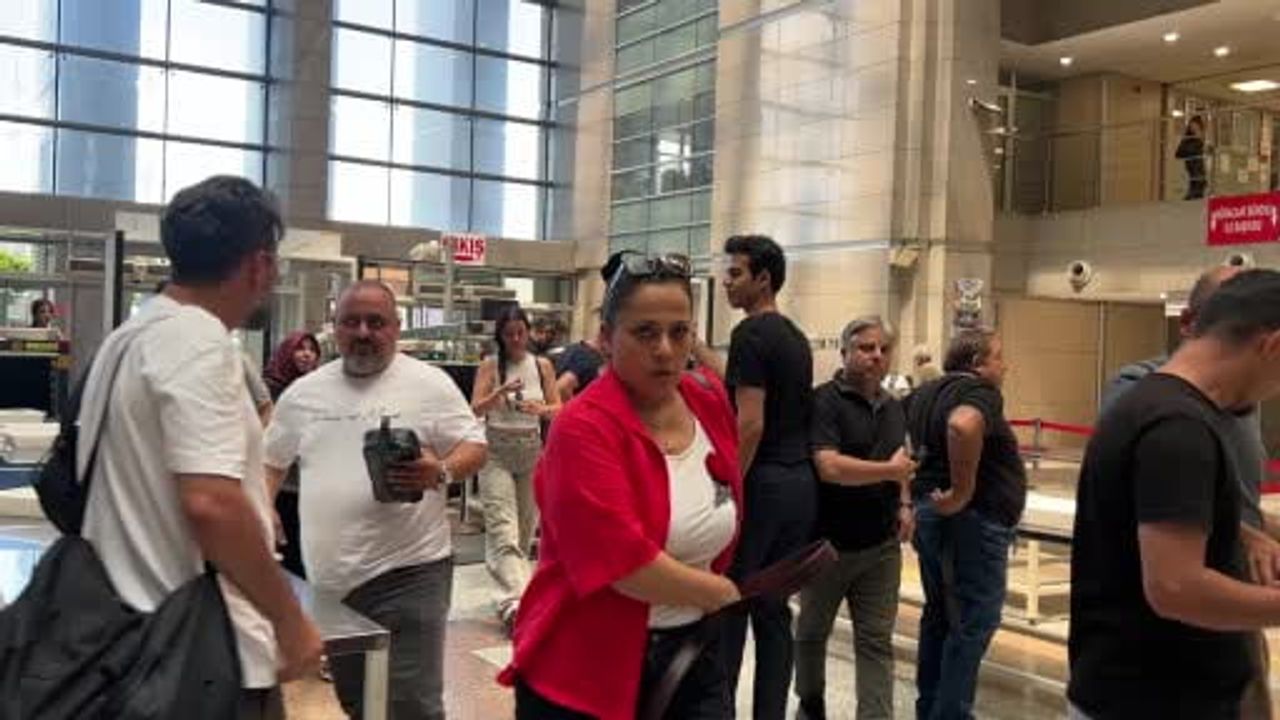 İrem Helvacıoğlu İstanbul Adalet Sarayı'nda 'Ahbaplar' soruşturması için ifade verdi